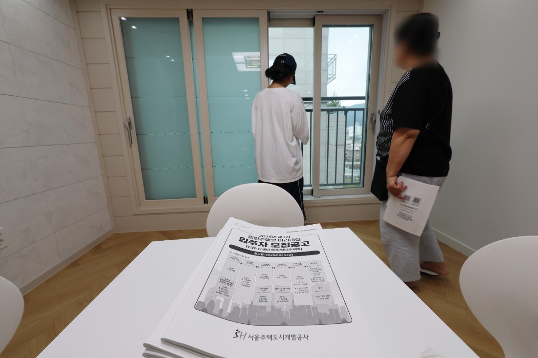 ▲ 정부와 서울시가 내놓은 임대주택 공급 대책을 두고 여론의 반응은 냉담한 것으로 나타났다. 사진은 지난달 청약 신청을 앞두고 서울 도봉구의 한 일반주택형 ‘미리내집’ 내부를 살펴보고 있는 시민들. [사진=연합뉴스]