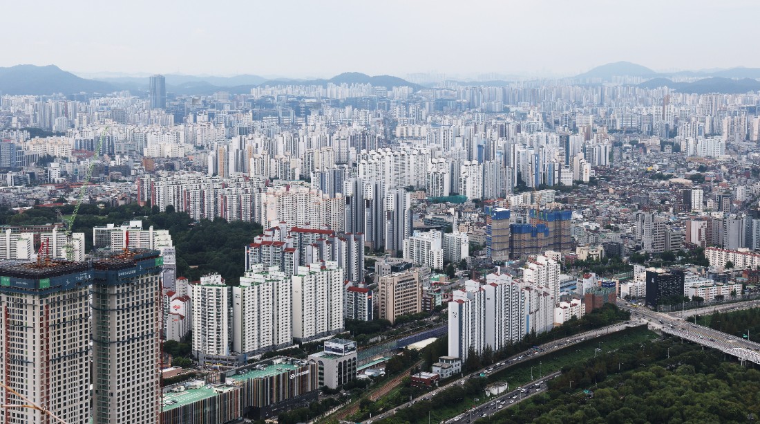 ▲ 지난 2024년 여론조사 전문기관 조원씨앤아이가 실시한 조사에서 ‘LH 임대아파트 품질 신뢰도’를 묻는 질문에 응답자의 56.1%가 ‘부정적’이라고 답한 반면 ‘긍정적’이라는 응답은 35.3%에 그쳤다. 사진은 서울 시내 아파트 전경. [사진=연합뉴스]