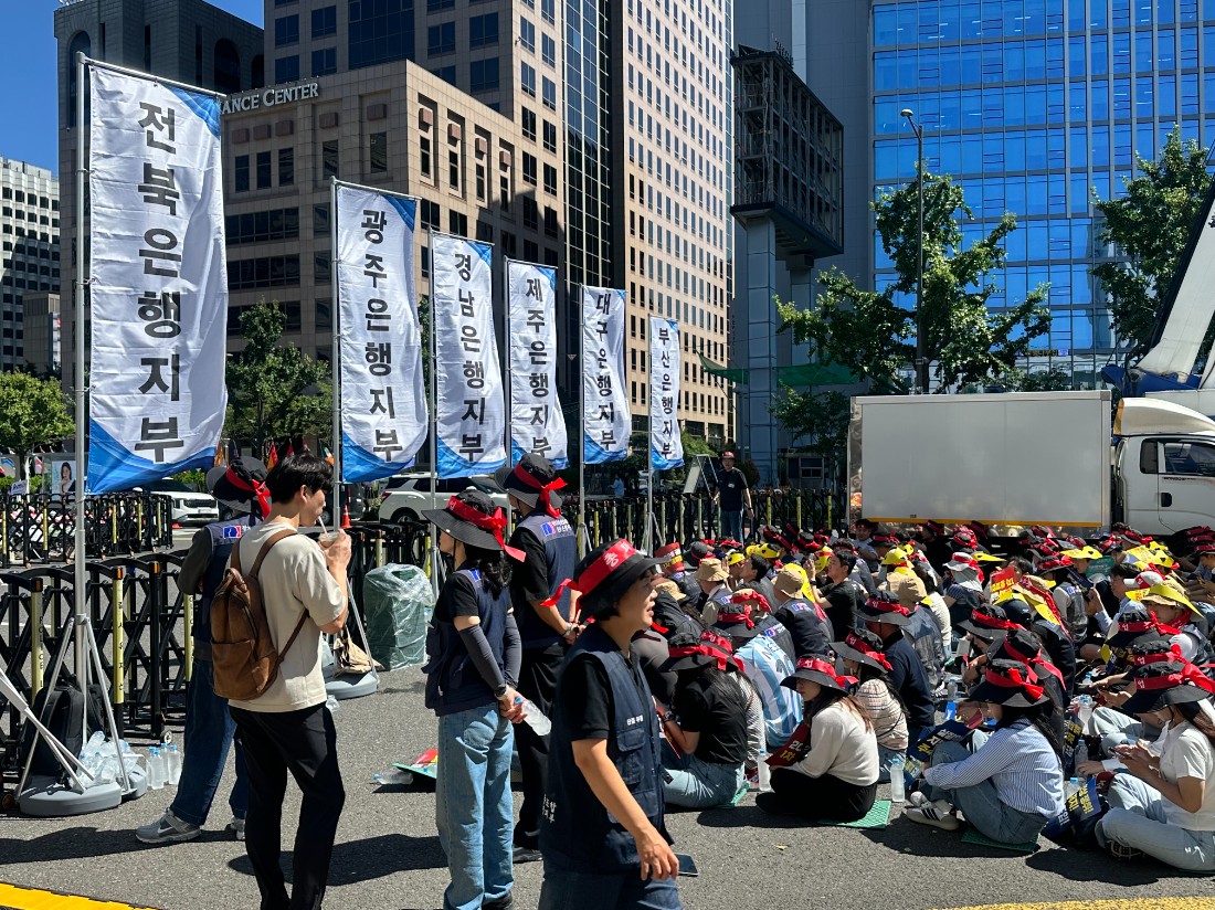 ▲ 특정 기업이나 기관의 현안과 직접적인 이해관계가 없는 다른 기업 근로자들까지 파업에 동참하는 사례가 잇따르면서 ‘산별노조식 연대투쟁’의 부작용을 우려하는 목소리가 커지고 있다. 사진은 4일 금융노조 총파업 집회에 참석한 지방은행 노조원들. ⓒ르데스크
