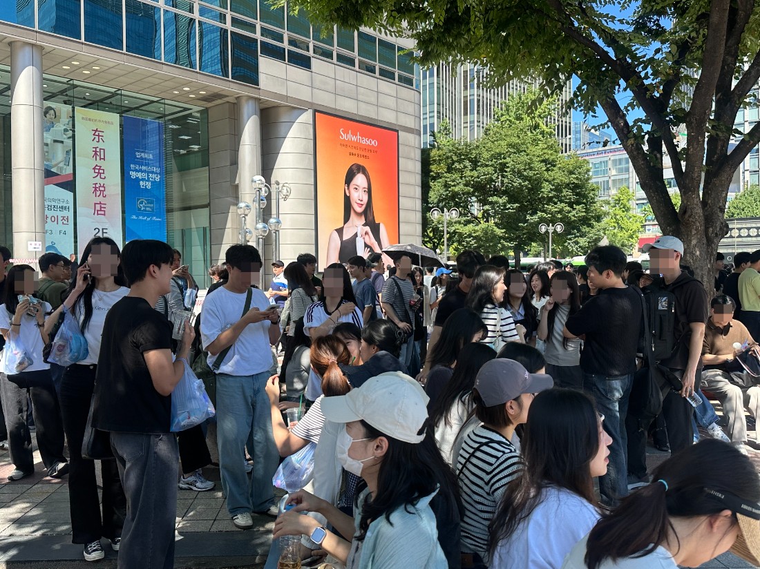 ▲ 전문가들은 산별노조의 설립 취지를 존중하되 개별 기업과 소비자에게 불필요한 피해가 전가되지 않도록 쟁의행위의 범위와 방식을 합리적으로 조정할 필요가 있다고 강조했다. 사진은 4일 금융노조 총파업 집회에 참석한 각 금융사 노조원들. ⓒ르데스크