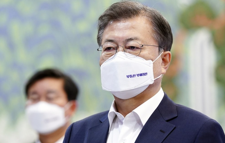 ▲ ‘레버리지 투자’가 전세사기로 변질되는 사례가 본격화한 시기는 문재인정부 출범 이후로 지목된다. 사진은 지난 2021년 3월 청와대 본관에서 열린 제7차 공정사회 반부패정책협의회에서 ‘부동산 부패청산’ 문구가 적힌 마스크를 착용한 문재인 전 대통령. [사진=연합뉴스]