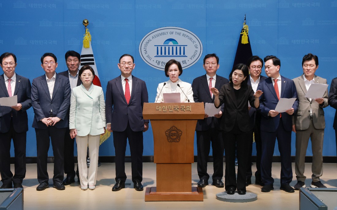 ▲ 대구·경북 지역에서는 지난 6·3 지방선거 결과와 이번 지원 대상 대학 선정 결과를 연관 지어 해석하는 반응도 나오고 있다. 사진은 지난 3일 국민의힘 대구시당위원장인 이인선 의원을 비롯한 대구·경북 지역구 의원들이 국회 소통관에서 경북대의 ‘서울대 10개 만들기’ 패키지 지원대학 탈락과 관련해 기자회견을 하는 모습. [사진=연합뉴스]