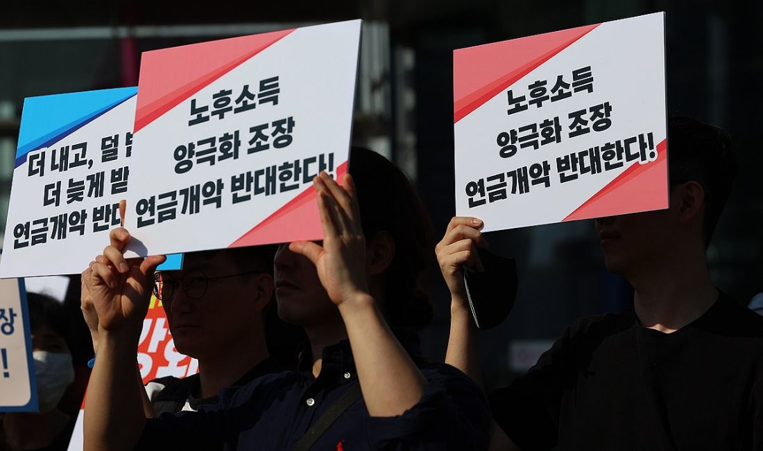 ▲ 지난해 연금개혁이 이뤄졌음에도 기금 소진 시점은 2065년으로 8년 늦춰지는 데 그칠 것으로 전망돼 근본적인 대책 마련이 필요하다는 지적이 나온다. [사진=연합뉴스]