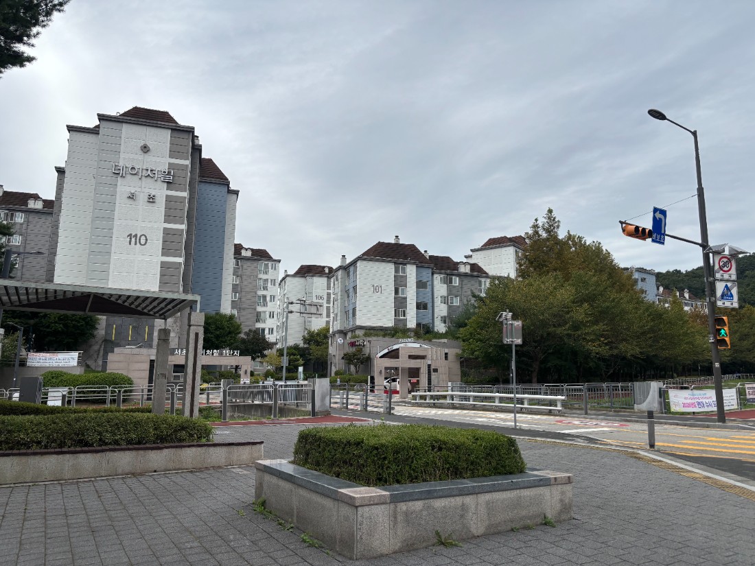 ▲  우면동은 강남·양재 업무지구와 가깝고 우면산 등 녹지 공간이 풍부해 쾌적한 주거지역으로 평가받는다. 사진은 우면동 내 아파트 단지의 모습. ⓒ르데스크