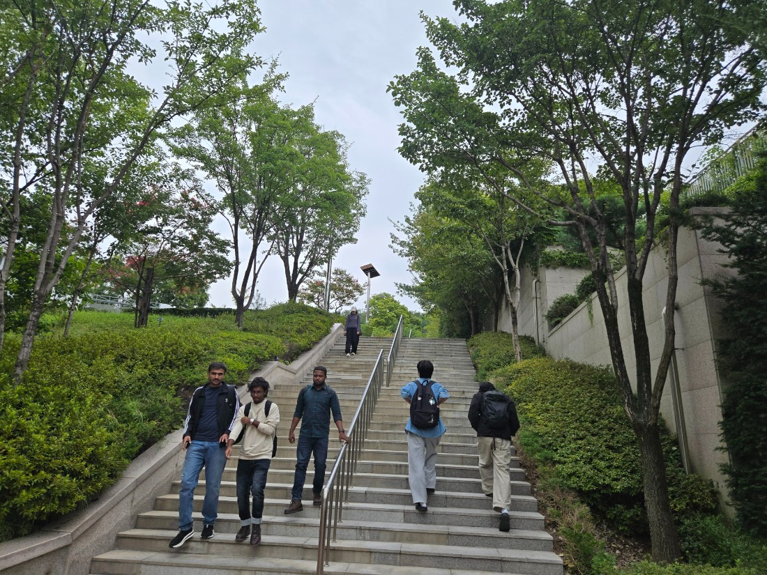 ▲가천대학교 글로벌캠퍼스 사진. 외국인 유학생들이 수업을 듣기 위해 강의동으로 발걸음을 옮기고 있다. ⓒ르데스크