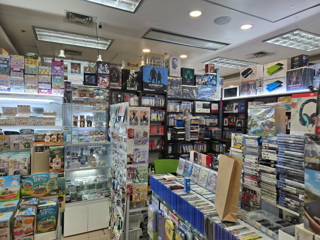 ▲ 서울 국제전자센터의 한 게임 매장 사진. 디지털 판매 확대와 온라인 가격 경쟁으로 어려움을 호소하는 상인들은 중고·레트로 게임뿐 아니라 가챠나 포켓몬 카드 등도 함께 판매하고 있다.ⓒ르데스크