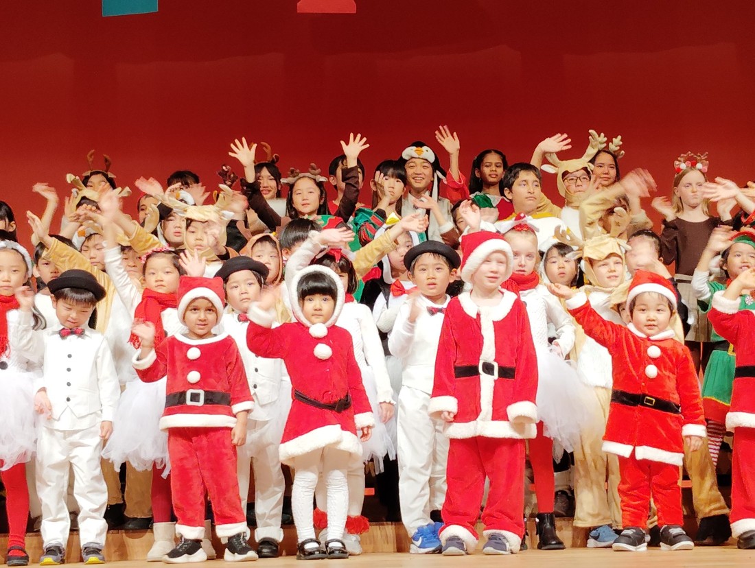 ▲  AIS는 유치부와 초등부 과정을 제공하는 소규모 친족적인 분위기의 사립 바이린구얼(이중언어) 국제학교다. 사진은 지난해 크리스마스 축제에 참여한 재학생들의 모습. [사진=AIS]