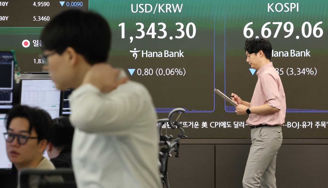 ▲ 시장에서는 AI 투자 축소 리스크가 확대될 경우 고대역폭메모리(HBM)를 비롯해 데이터센터용 전력기기·변압기, 냉각설비 등 AI 인프라 밸류체인 전반의 성장세에 제동이 걸릴 수 있다는 분석이 나온다. 사진은 14일 오전 서울 중구 하나은행 본점 딜링룸 전광판에 표시된 코스피. [사진=연합뉴스]