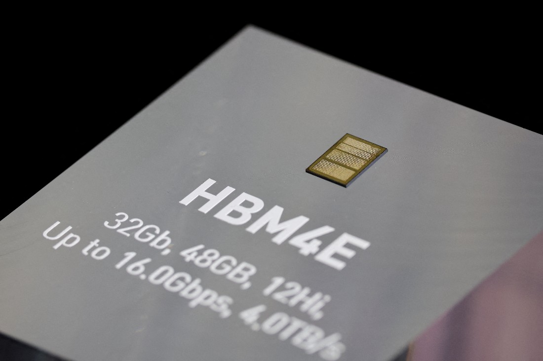 ▲ 글로벌 AI 기업 수장들이 AI 기술의 통제 불능 위험을 경고하며 잇따라 기술 개발의 속도 조절 필요성을 제기하면서 관련 종목을 둘러싼 위기감이 커지고 있다. 사진은 SK하이닉스가 생산 중인 HBM4E(고대역폭메모리 4E) 제품. [사진=로이터/연합뉴스]