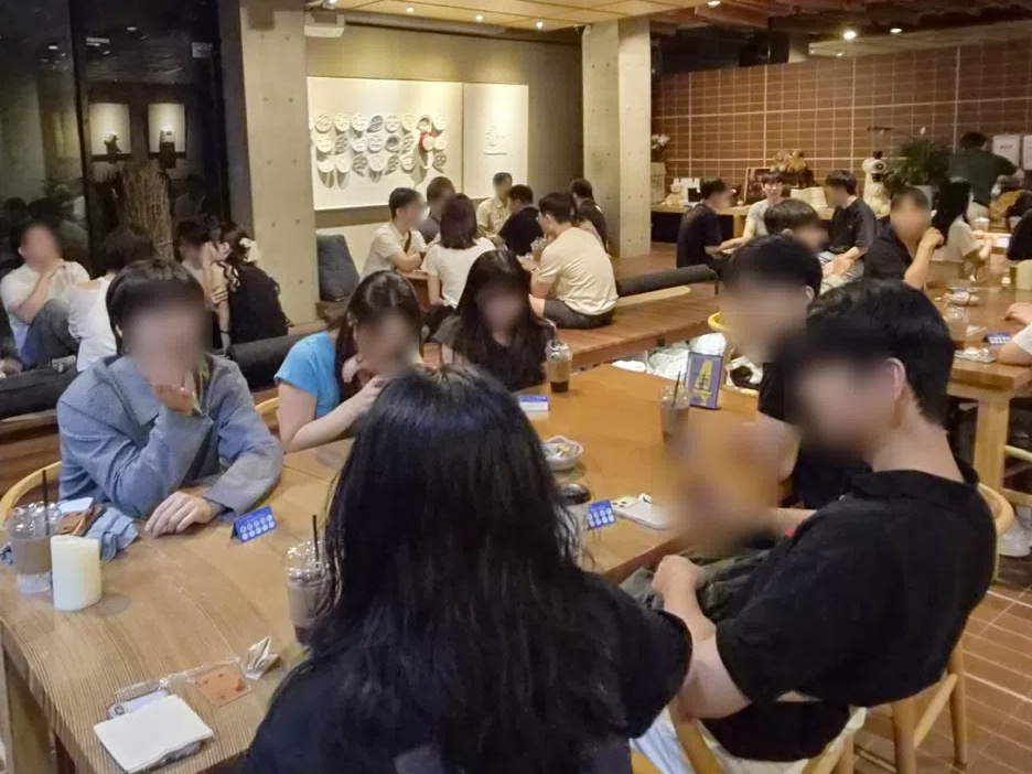 ▲ 서울 도심의 한 카페에서 열린 한일 교류회 사진. 참가자들이 일본어를 사용하며 대화를 나누고 있다. ⓒ르데스크