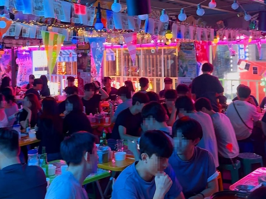 ▲서울 용산구 이태원의 한 외국인 교류 술집. 연애 상대를 찾는 사람뿐 아니라 외국어를 연습하거나 다른 문화권의 친구를 사귀려는 방문객도 찾고 있다. [사진=소모임 갈무리]