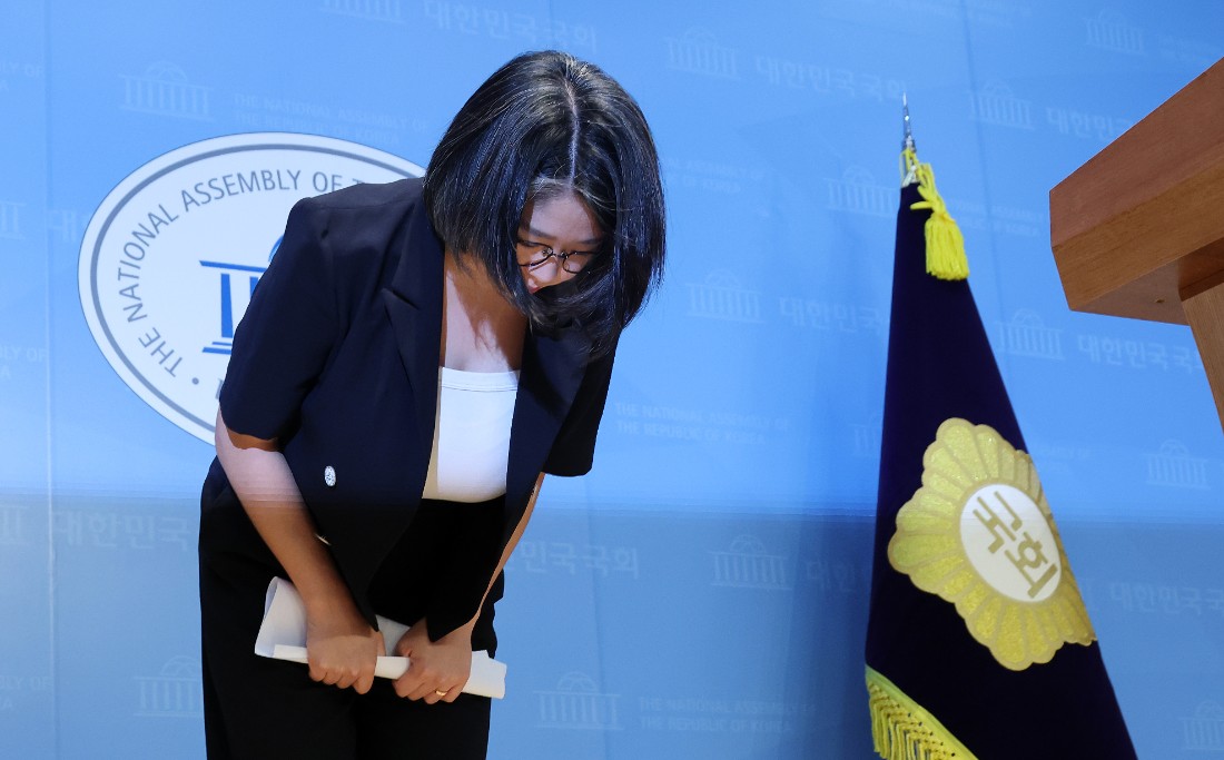 ▲ 최근 중도층과 여권 지지층 일각에서 정부·여당 위기론이 고개를 들고 있다. 사진은 지난 13일 국회 소통관에서 후보직 자진 사퇴 기자회견을 마친 뒤 고개 숙여 인사하는 용혜인 기본소득당 의원. [사진=연합뉴스]