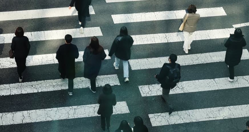 ▲ 직장인과 사업주가 부담하는 사회보험료 지출은 꾸준히 늘고 있지만 정작 사회보험 기금의 재정 건전성은 갈수록 악화되고 있는 것으로 나타났다. 사진은 서울 도심을 오가는 직장인들. [사진=연합뉴스]