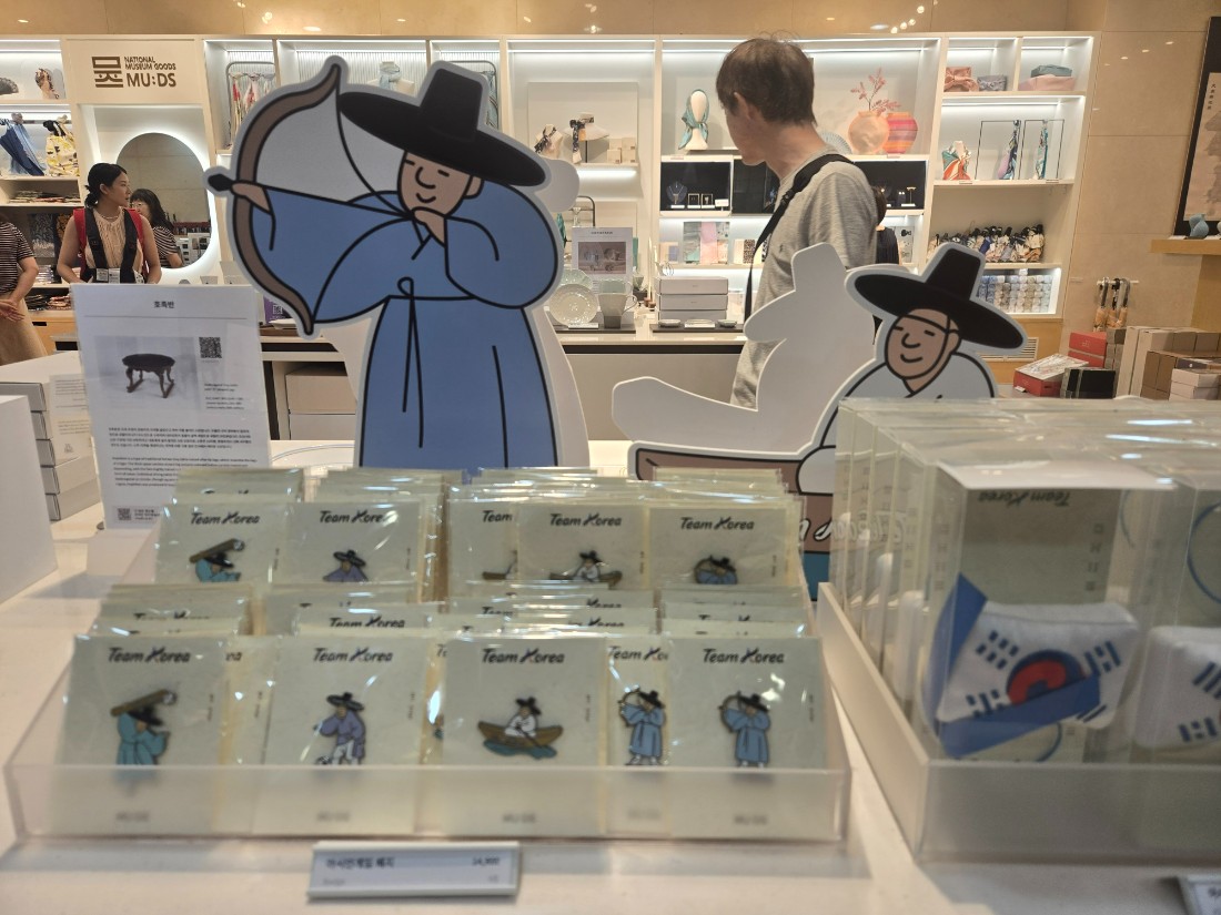 국립중앙박물관 기념품 샵 사진. 선수 이름이나 사진 대신 종목과 전통그림의 결합을 보여줘 큰 인기를 끌고 있다.ⓒ르데스크