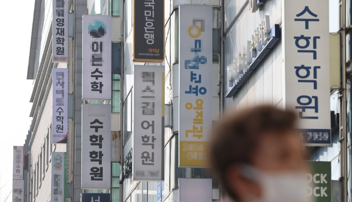 ▲ 다수의 전문가들은 학원법 개정안의 적용 대상이 일부 학원과 학생에 한정돼 규제의 공공성이 충분하지 않은 데다 관련 교육 수요도 여전한 만큼 실효성을 거두기 어려울 수 있다고 지적한다. 사진은 서울 강남구 대치동 학원가. [사진=연합뉴스]