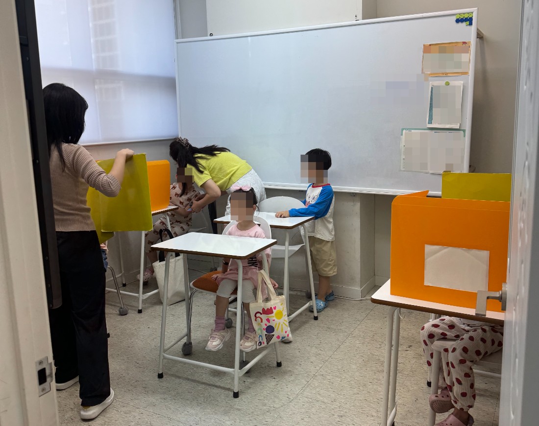▲ 정부는 학원법 개정안을 두고 과도한 사교육·선행학습 경쟁에 따른 영·유아의 인지적 스트레스를 줄이고 아동의 권익을 보호하기 위해서라는 명분을 제시했다. 사진은 서울 서초구의 한 수학학원(기사의 특정 내용과 관련 없음). ⓒ르데스크