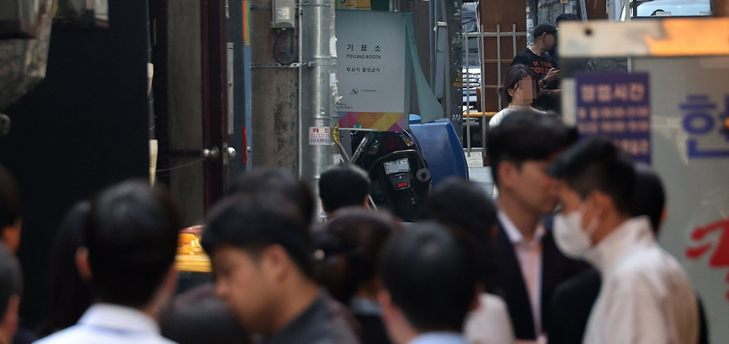 ▲ 전문가들은 사회적 약자나 경제적 취약 차주에 대한 최소한의 지원을 넘어선 과도한 채무 탕감·조정 정책이 도덕적 해이를 부추기고 미래 세대의 부담을 키울 수 있다고 지적한다. 사진은 서울 중구 소공동에서 점심시간 식당 입장을 기다리는 직장인들. [사진=연합뉴스]
