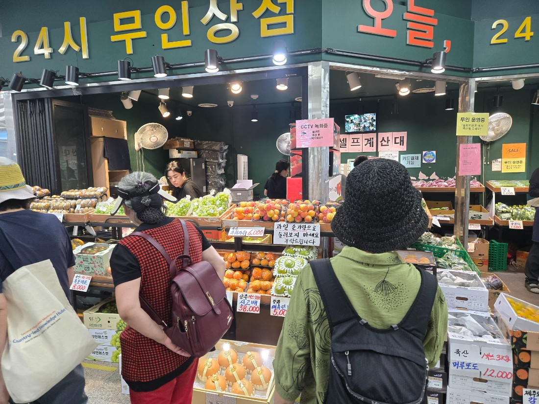 ▲ 공덕역 과일 소매점 사진. 명절음식을 필요한 만큼 구매하는 소비자가 늘어난 가운데 마트 관계자는 과일이 여전히 추석 선물용으로 많이 판매되는 품목이라고 설명했다. ⓒ르데스크