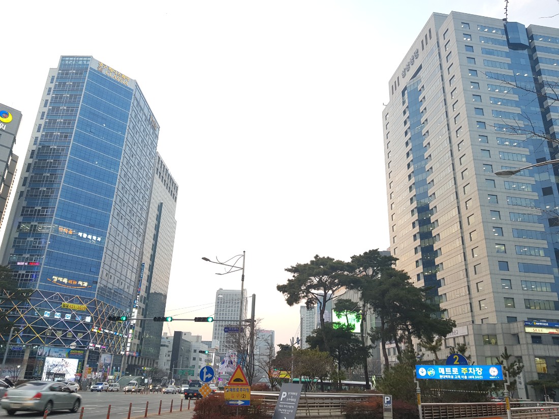 ▲ 그동안 추진해온 인구 유입 중심 정책만으로는 지역 인구 감소의 흐름을 되돌리기 어렵다는 지적이 나온다. 사진은 대구 중구 번화가. ⓒ르데스크