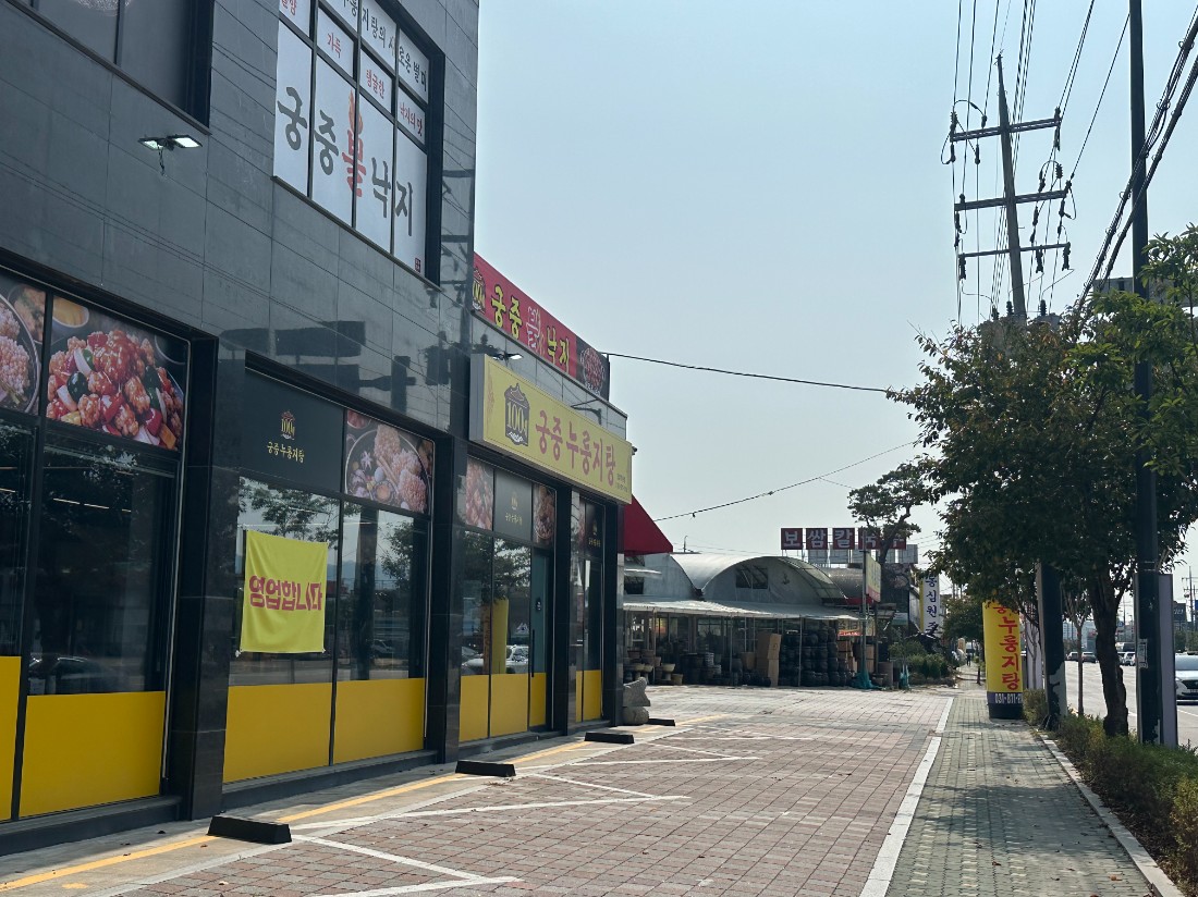 ▲ 장암역 인근 상인들은 유동인구가 가장 많은 시기에 지하철역 폐쇄를 결정한 데 대해 아쉬움과 분노감을 동시에 드러냈다. 사진은 장암역 인근 점포들의 모습. ⓒ르데스크