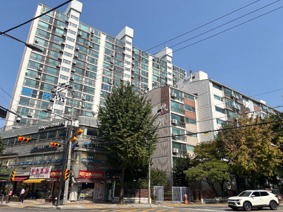 ▲ 둔촌동 모아타운 인근에 위치한 아파트 단지의 모습. ⓒ르데스크