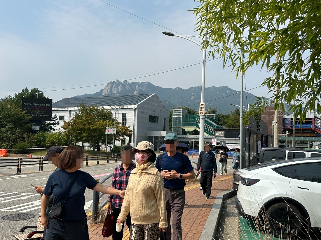 ▲ 서울지하철 7호선 종점인 장암역이 도봉산~옥정 광역철도 건설공사로 10월 한 달간 운영을 중단하면서 인근 상인들의 매출 감소 우려가 커지고 있다. 사진은 장암역에서 하차해 수락산으로 향하는 등산객들의 모습. ⓒ르데스크