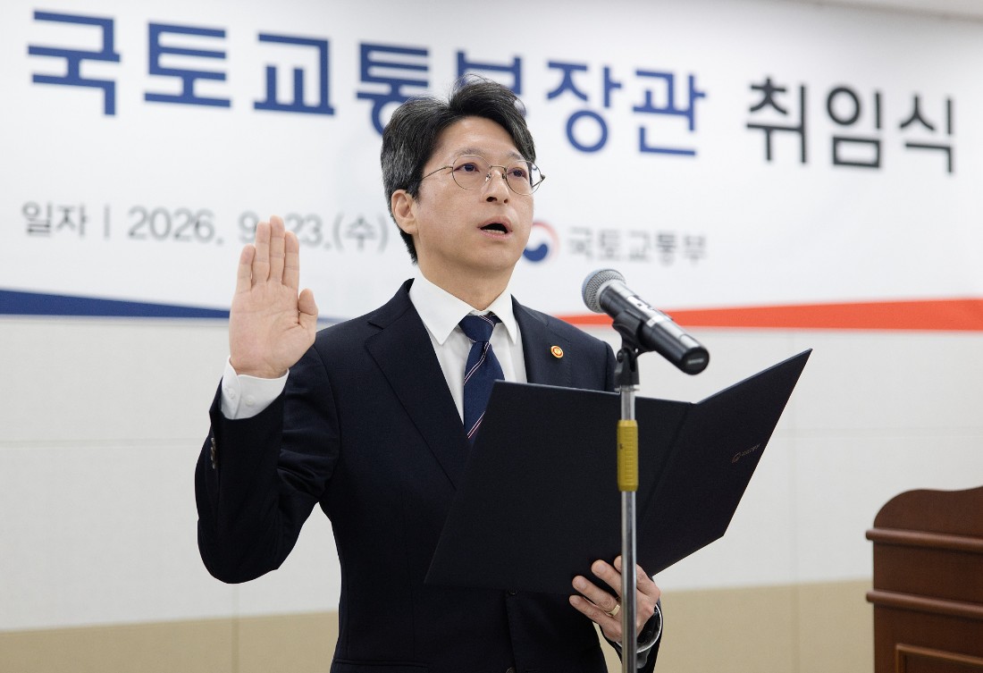 ▲ 정부의 주택정책을 총괄하는 홍지선 신임 국토교통부 장관은 취임 전 서울 아파트를 매입하면서 수억원대 주택담보대출과 가족 간 차입을 함께 활용한 것으로 나타났다. 사진은 지난 23일 정부세종청사에서 열린 취임식에서 선서하는 홍 장관. [사진=연합뉴스]