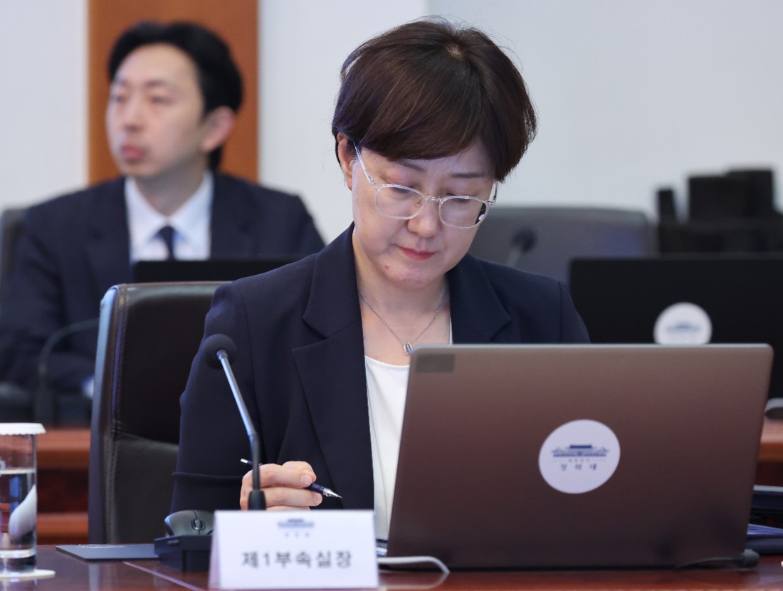 ▲ 청와대와 국토교통부 등에 소속된 고위 공직자 중에는 본인 또는 배우자 명의로 복수의 주택을 보유한 사례도 다수 확인됐다. 사진은 지난달 21일 청와대에서 열린 수석보좌관회의에 참석한 김현지 제1부속실장. [사진=연합뉴스]