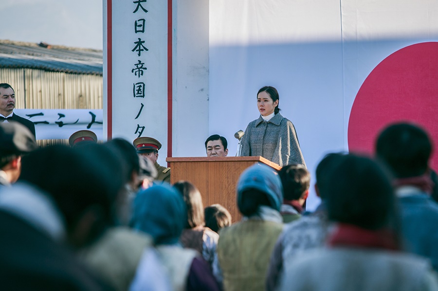 ▲ 영화 ‘덕혜옹주’에서 주연배우 손예진이 일본 군수공장의 조선인근로자들에게 연설하는 장면. [사진=롯데엔터테인먼트]