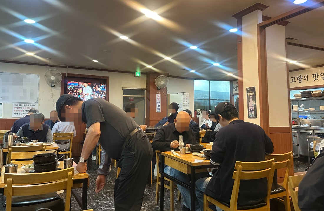 ▲ 소상공인의 대출 문턱을 낮추기 위해 도입된 새로운 신용평가체계가 오히려 고령 자영업자 등 디지털 취약계층에 또 다른 금융 격차를 만들 수 있다는 우려가 나오고 있다. 사진은 서울 서초구 양재동 말죽거리 상점가의 한 식당 내부 모습. ⓒ르데스크