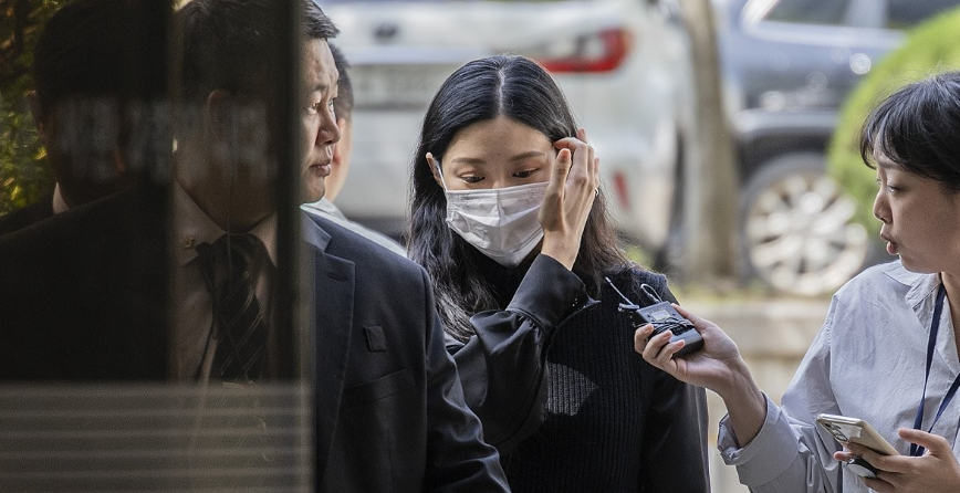 ▲ 청년시민단체와 정치권 등에선 20·30세대의 지지 이탈 배경 중 하나로 이들이 민감하게 반응하는 ‘공정’ 이슈가 거론된다. 사진은 입시비리 혐의로 재판에 넘겨진 조국혁신당 조국 전 대표의 딸 조민 씨가 지난해 4월 서울 서초구 서울중앙지법에서 열린 항소심 선고 공판에 출석하는 모습. [사진=연합뉴스]