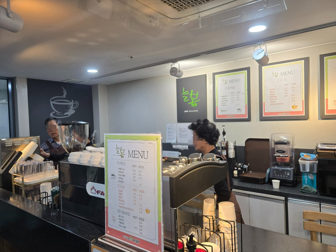 ▲ 서울 서초구 시니어카페에서 일하는 어르신들의 모습. 서초구 시니어카페는 어르신에게 일자리를 제공하며 음료 판매수입을 재료 구입과 참여자의 급여 지급에 보태고 있다. ⓒ르데스크