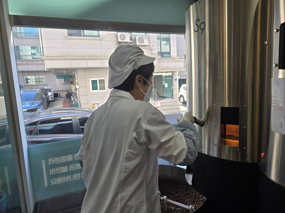 ▲ 성남시의 노인 일자리 사업장에서 어르신이 커피 원두를 직접 볶고 있다. 이곳에서 볶은 원두는 연계 카페에 공급돼 재료 구매비용을 낮추는 데 활용된다. ⓒ르데스크