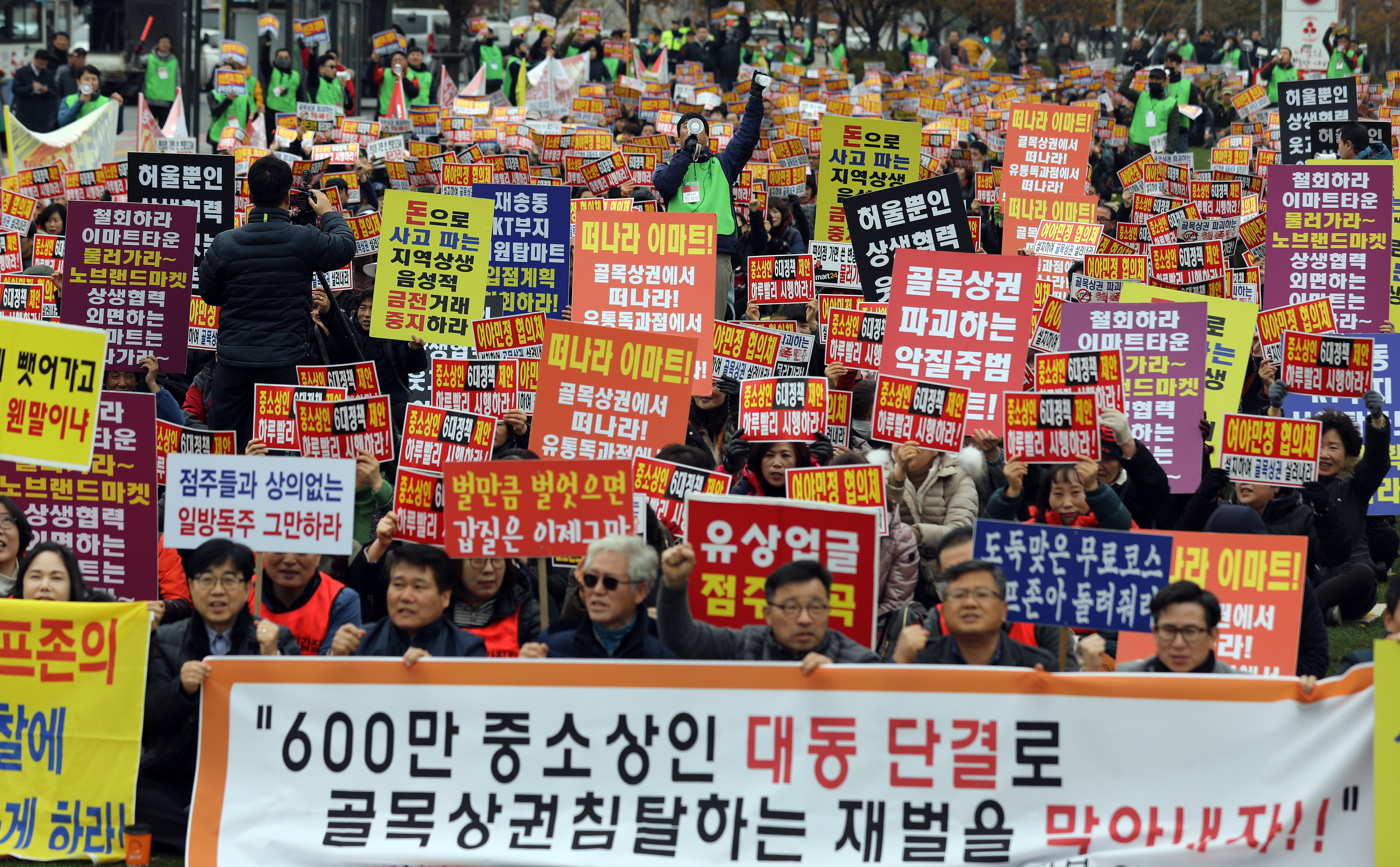 르데스크 - 가구공룡 현대리바트, 서민피해 골목상권 침해 시비