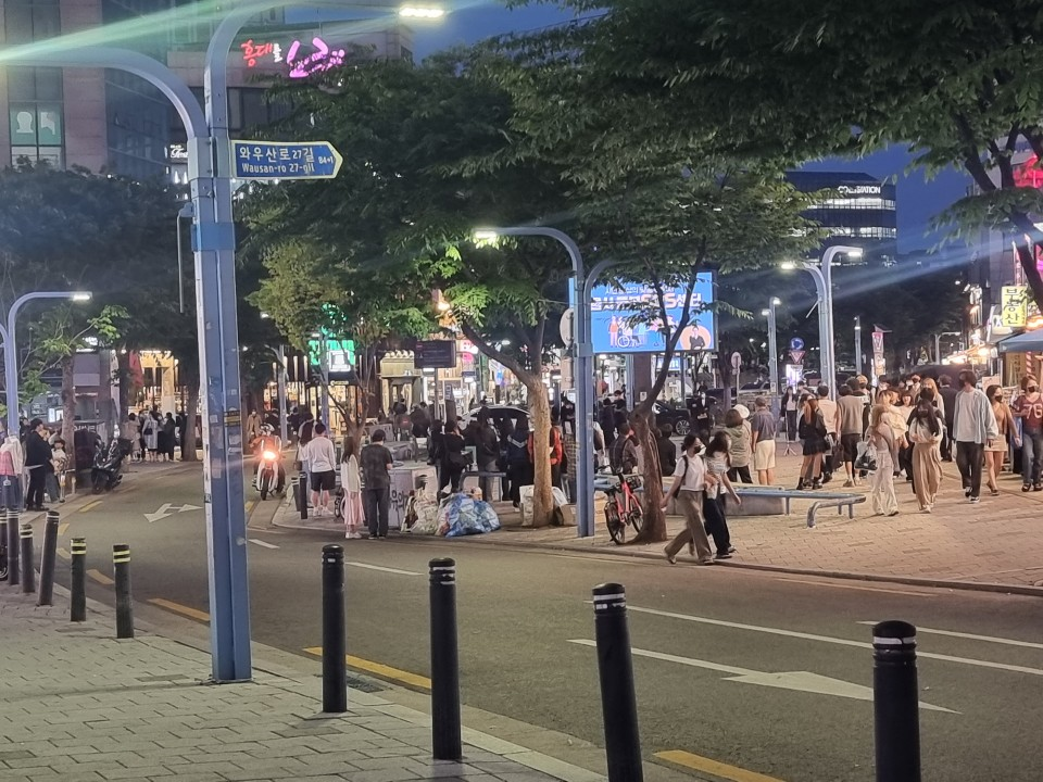 활기 도는 대학·번화가, 보복소비 힘입어 매출·인파 증가 