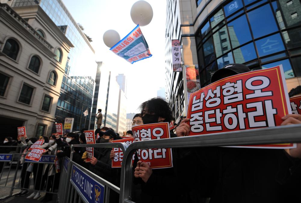 ‘퐁퐁남·설거지론’ 신조어에 담긴 한국사회 자화상