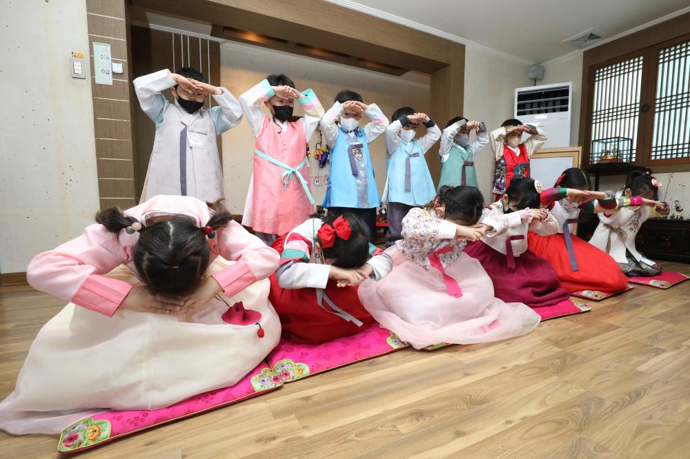 ‘3고 시대’ 설날, 새뱃돈마저 부담…“안 주고 안 받고 싶다” 