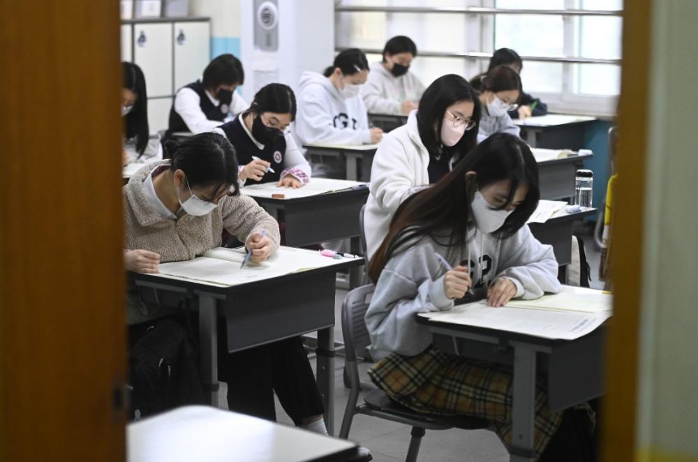 학교를 쉼터로 여기는 학생들, 허공 보며 수업하는 교사들 