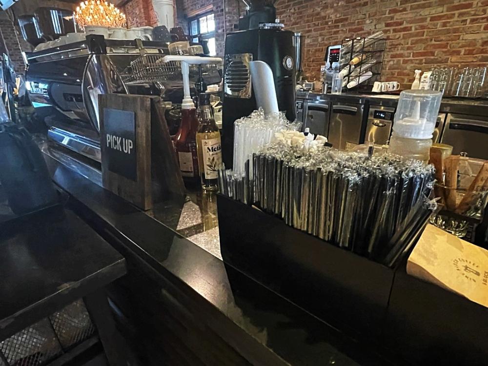 “직원 8명 길바닥 나앉게 생겼다”…울분 토하는 종이빨대 회사 