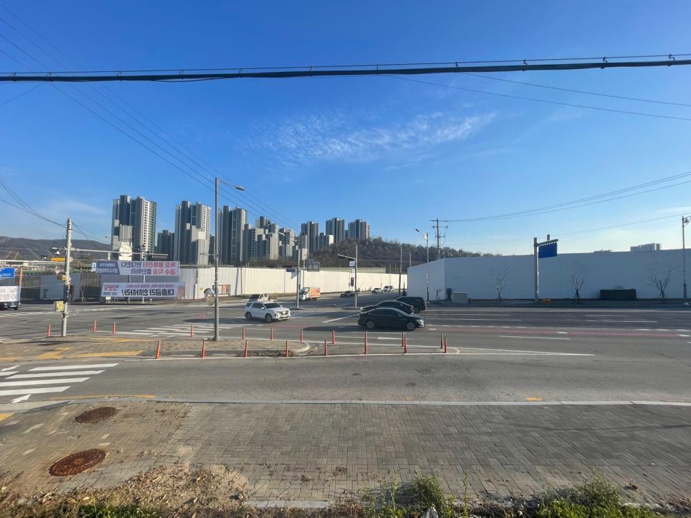 수도권 물류센터 설립에 주민 속앓이…“학교 옆 대형트럭 웬 말” 