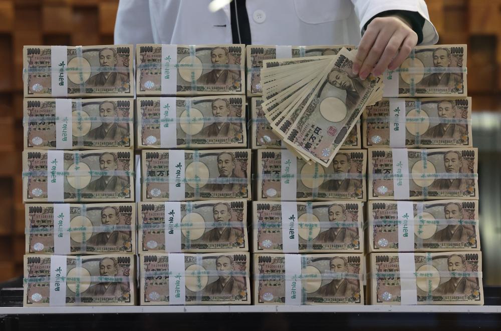 일본 돈 최저가 행진이 빚은 한국의 ‘소탐대실’ 씁쓸한 현실     