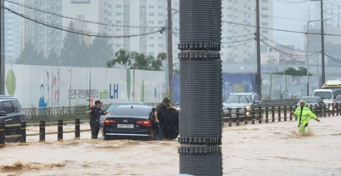 폭우 물폭탄 맞은 경기북부…도로 침수에 출근길 ‘날벼락’ 