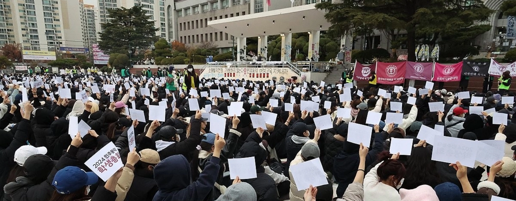 해외서도 주목한 동덕여대 사태, 운동장 거수투표 ‘비판’ 일색 