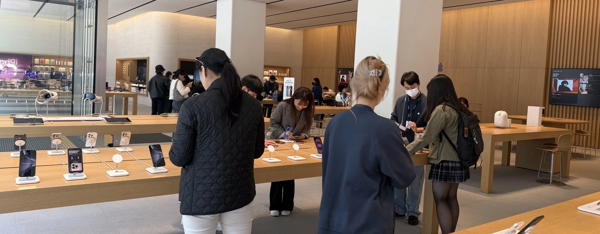 “귀국 전에 사자”…美관세 폭탄에 ‘쇼핑 성지’ 부상한 한국 