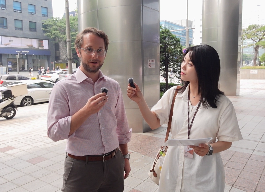 [영상]슬리퍼, 회식, 휴가 눈치게임…외국인이 꼽은 ‘K-직장인’ 필수 패치  