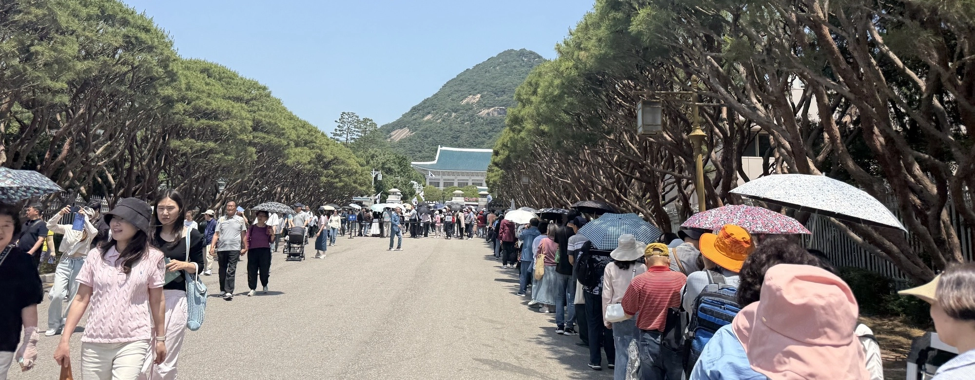 “관광객 왔지만 손님 없었다”…대통령 청와대 복귀에 들뜬 삼청동 상인들 