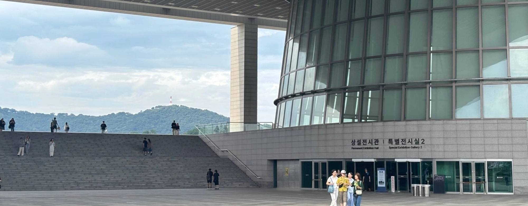 우산은 접고 감성은 펼치고…장마철 더 빛나는 실내 데이트 명소들 