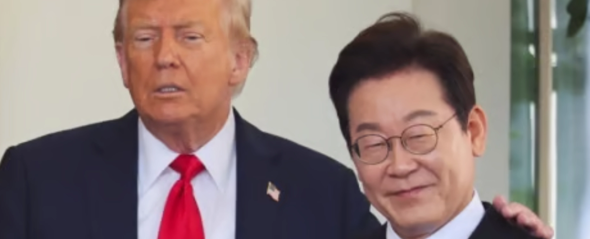 [국제숏]李 대통령 만난 트럼프의 깜짝 요구 “韓 미국기지 땅 넘겨 달라” 