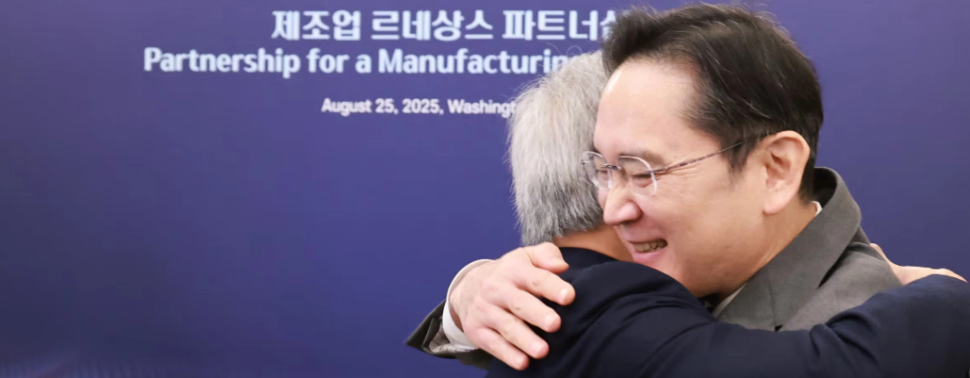 반도체 ‘큰 손’ 젠슨 황과 포옹한 이재용…거래 기대감 물씬 