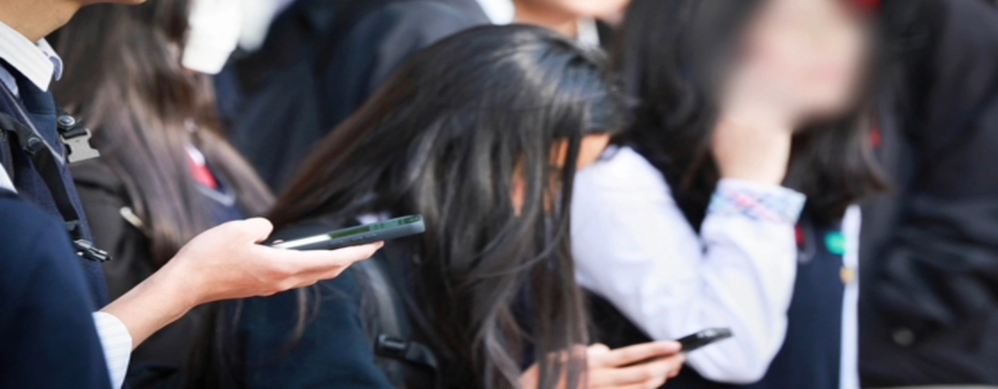 처벌 기준·책임 학교에 떠넘긴 학교 스마트폰 금지법 “효과 있을까” 